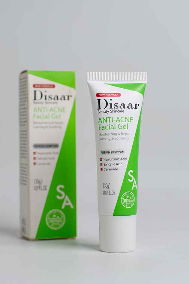 Disaar Anti-Acne Facial Gel tube with box – hyaluronic and salicylic acid acne treatment. Disaar Anti-Acne Facial Gel tube and box on a gray background